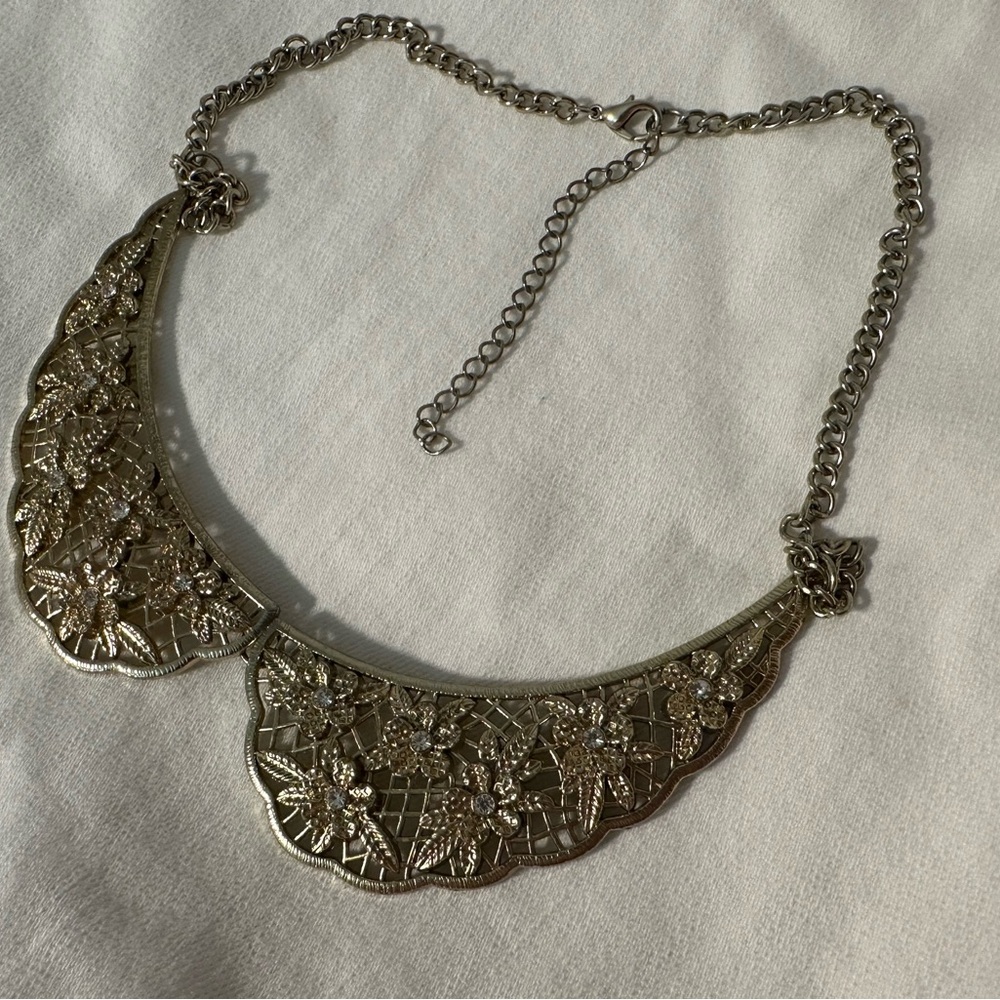 Elegant Silver Floral Necklace